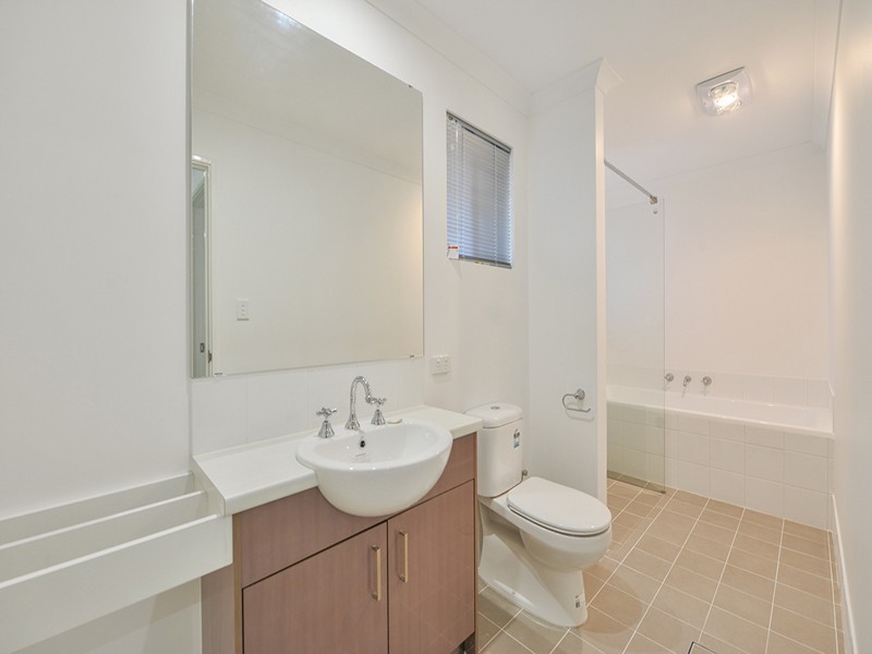 7b Barnsley Street, Queens Park WA 6107