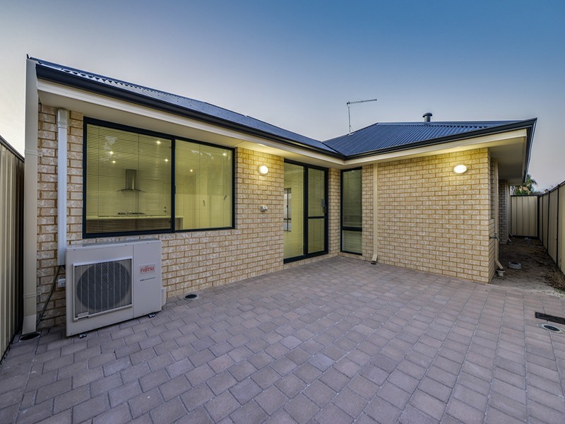 7b Barnsley Street, Queens Park WA 6107