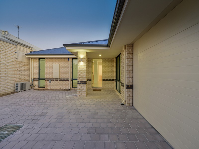 7b Barnsley Street, Queens Park WA 6107