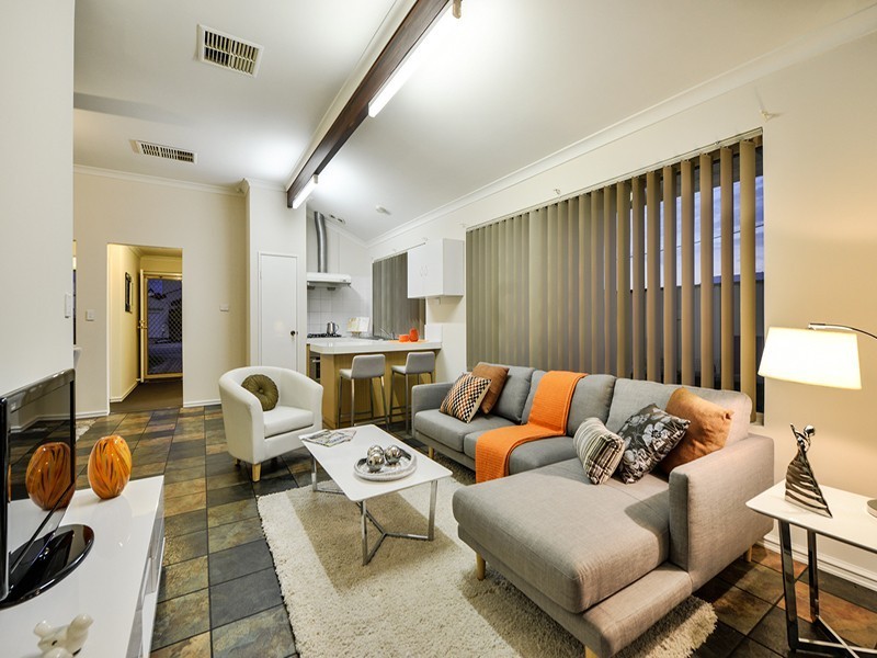 2 Mary Mackillop Glen, Queens Park WA 6107