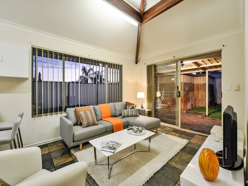 2 Mary Mackillop Glen, Queens Park WA 6107