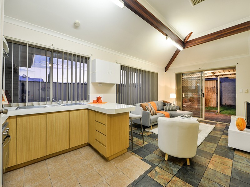 2 Mary Mackillop Glen, Queens Park WA 6107