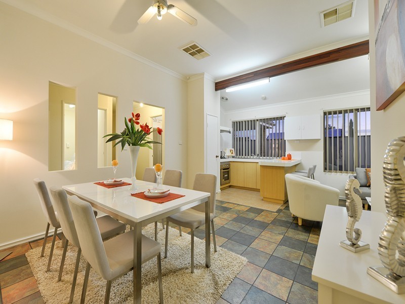 2 Mary Mackillop Glen, Queens Park WA 6107