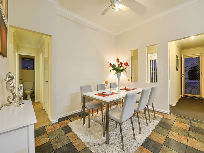 2 Mary Mackillop Glen, Queens Park WA 6107