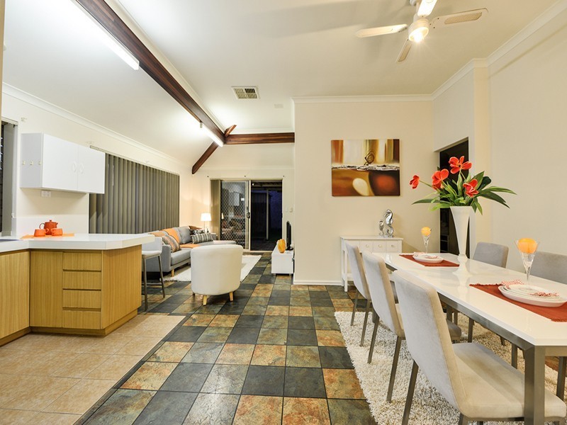 2 Mary Mackillop Glen, Queens Park WA 6107