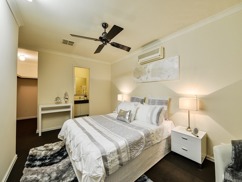 2 Mary Mackillop Glen, Queens Park WA 6107