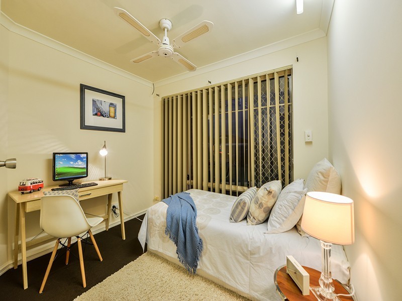 2 Mary Mackillop Glen, Queens Park WA 6107