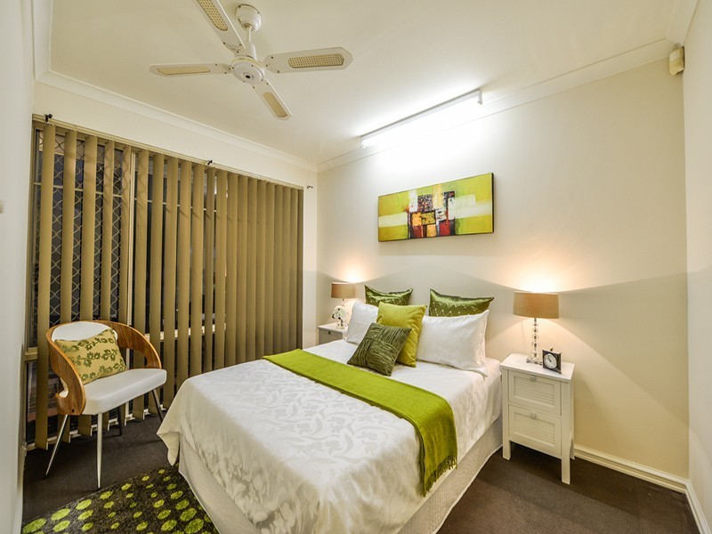 2 Mary Mackillop Glen, Queens Park WA 6107