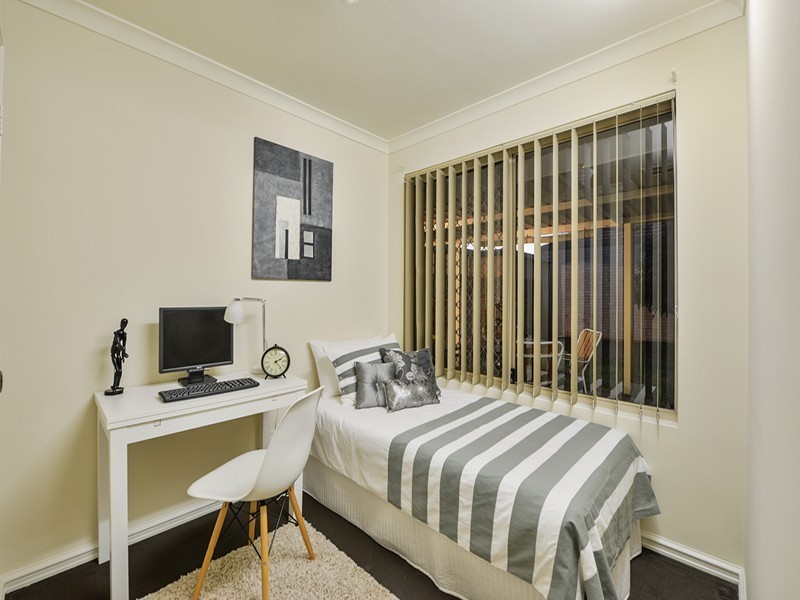 2 Mary Mackillop Glen, Queens Park WA 6107