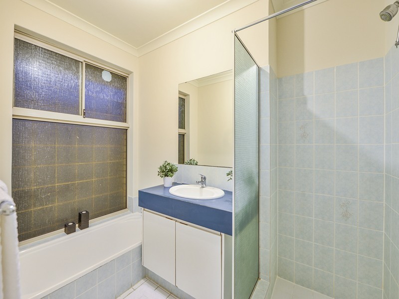 2 Mary Mackillop Glen, Queens Park WA 6107