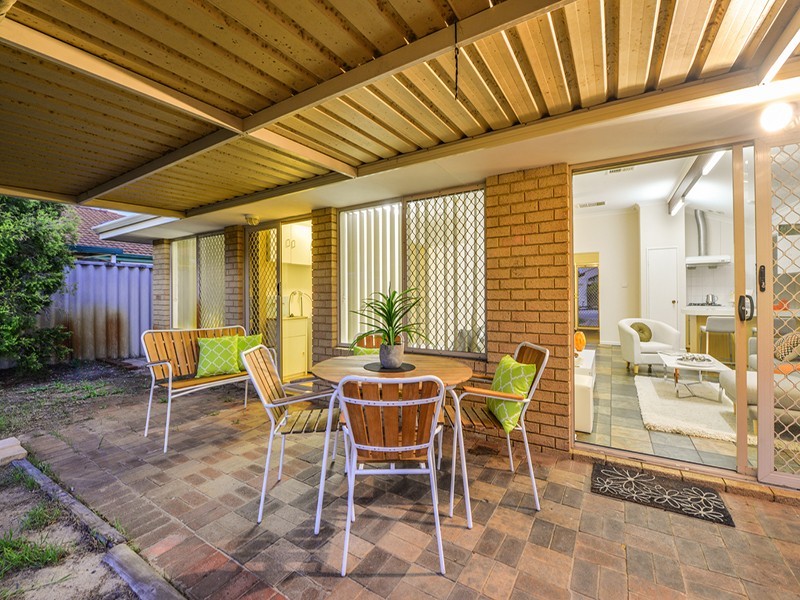 2 Mary Mackillop Glen, Queens Park WA 6107