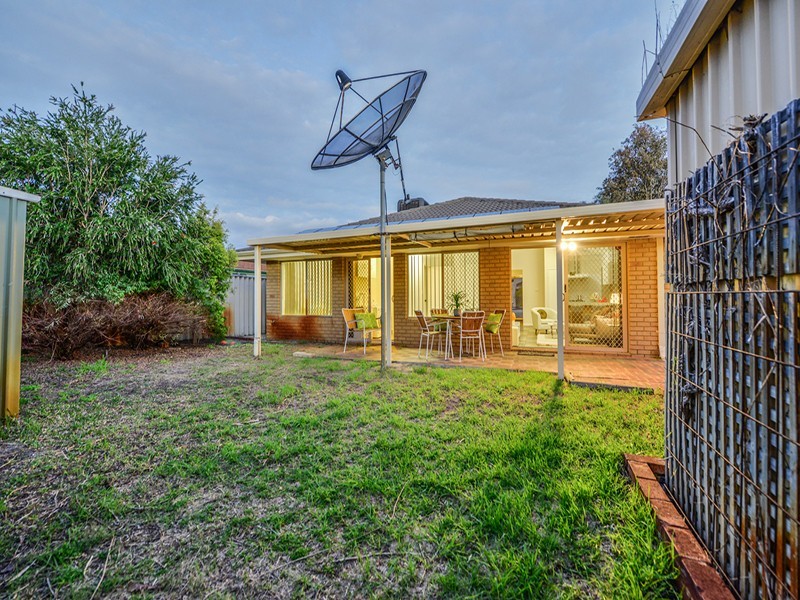 2 Mary Mackillop Glen, Queens Park WA 6107