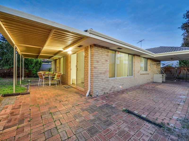 2 Mary Mackillop Glen, Queens Park WA 6107