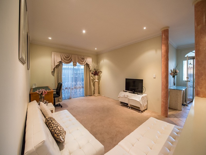 6 Mary Mackllop Glen, Queens Park WA 6107