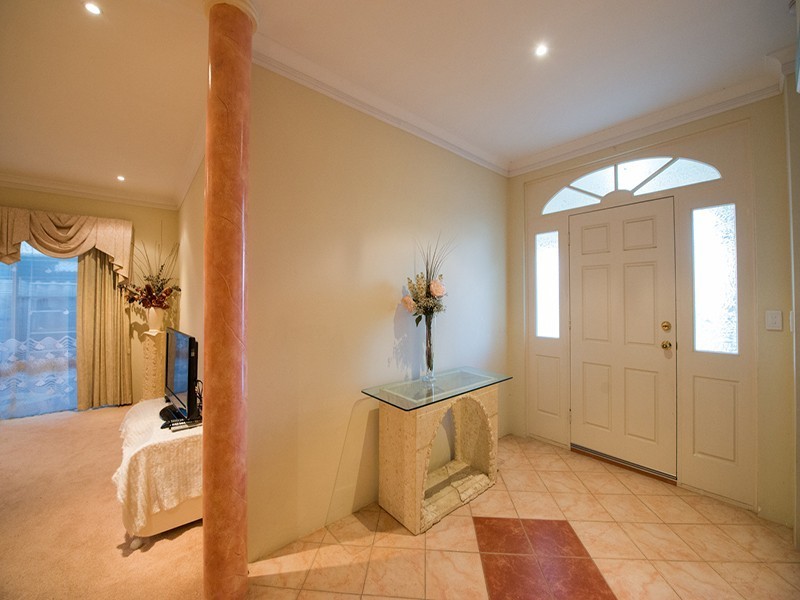 6 Mary Mackllop Glen, Queens Park WA 6107