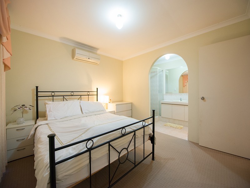 6 Mary Mackllop Glen, Queens Park WA 6107