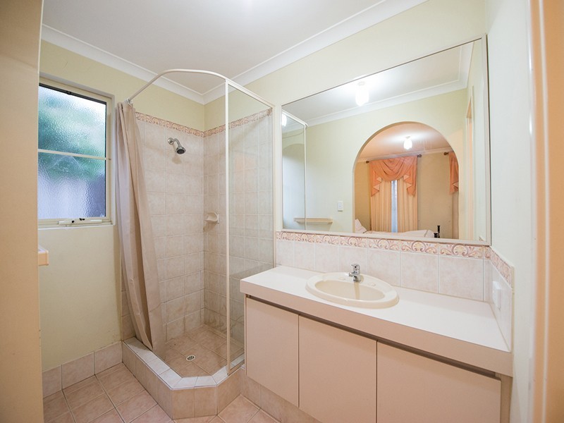 6 Mary Mackllop Glen, Queens Park WA 6107