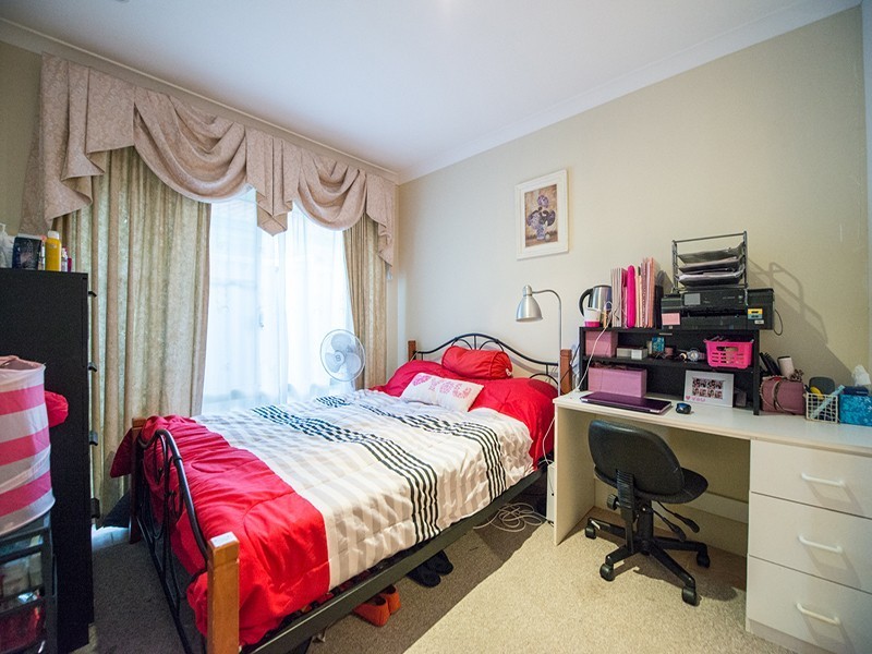 6 Mary Mackllop Glen, Queens Park WA 6107