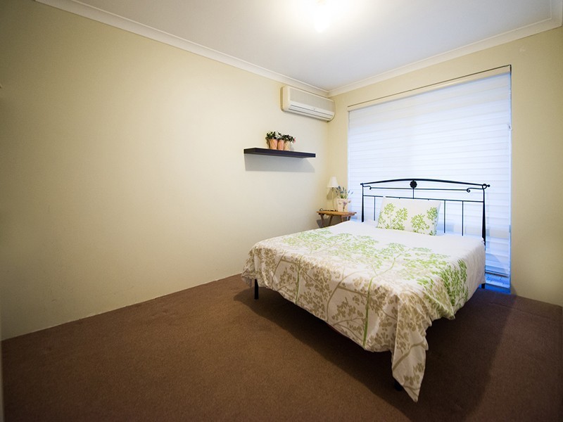 6 Mary Mackllop Glen, Queens Park WA 6107