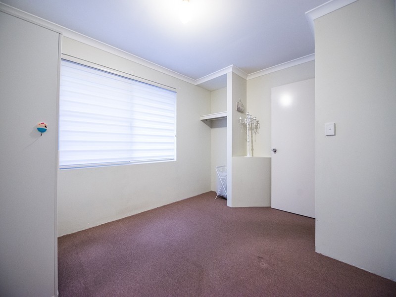 6 Mary Mackllop Glen, Queens Park WA 6107