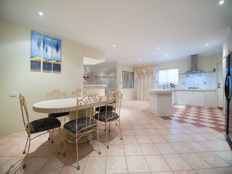 6 Mary Mackllop Glen, Queens Park WA 6107