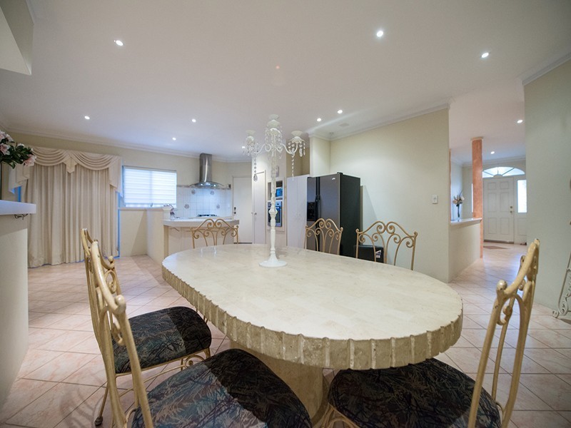 6 Mary Mackllop Glen, Queens Park WA 6107