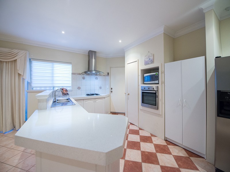 6 Mary Mackllop Glen, Queens Park WA 6107