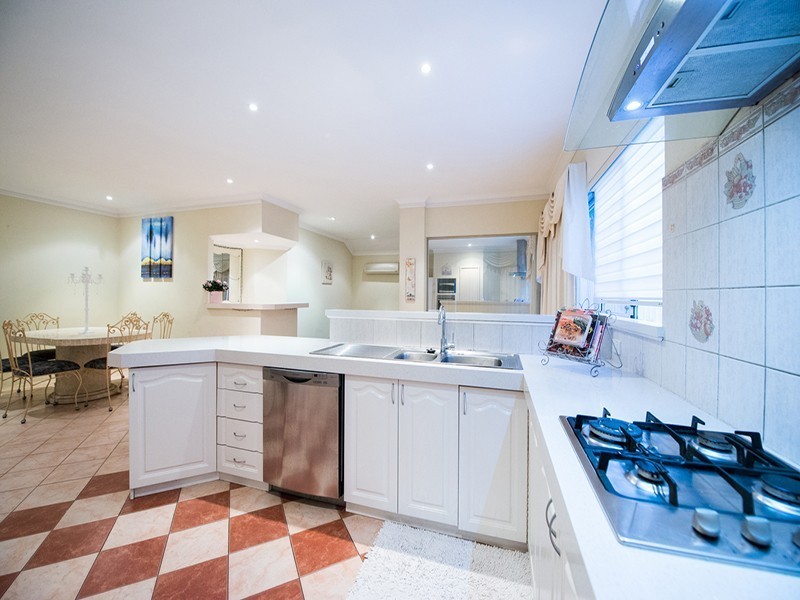 6 Mary Mackllop Glen, Queens Park WA 6107