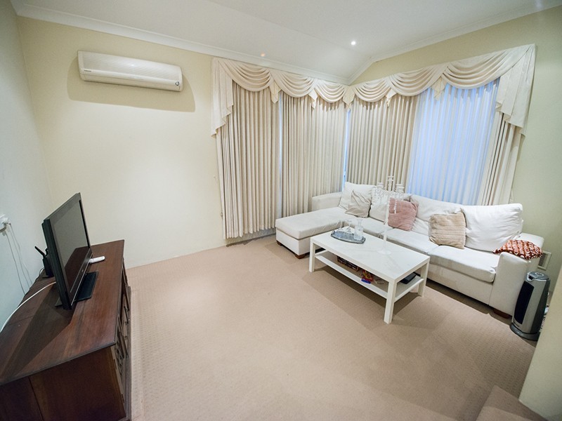 6 Mary Mackllop Glen, Queens Park WA 6107