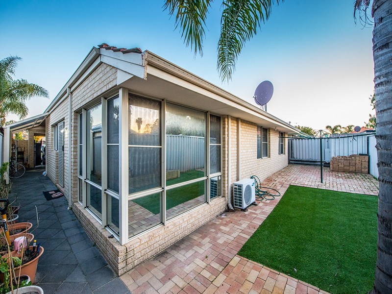 6 Mary Mackllop Glen, Queens Park WA 6107