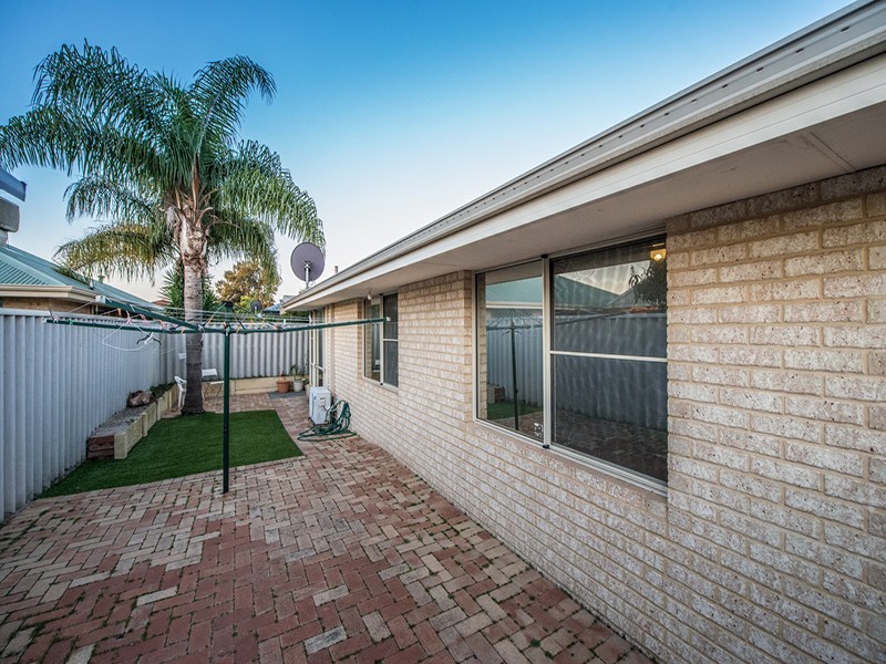 6 Mary Mackllop Glen, Queens Park WA 6107