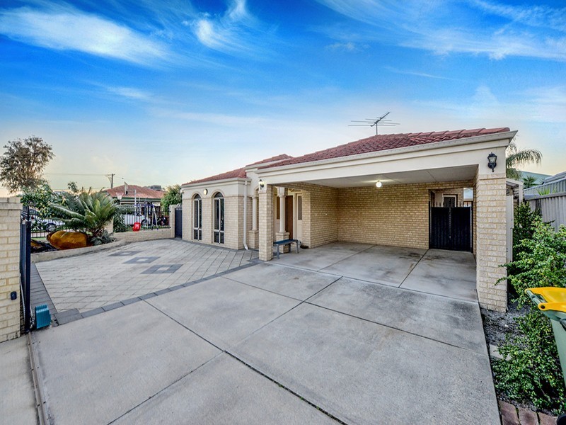 6 Mary Mackllop Glen, Queens Park WA 6107