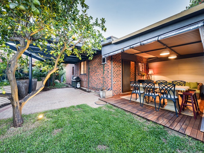 15 Andrews Road, Wilson WA 6107