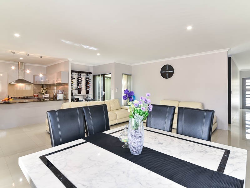 2/4 Currawong Way, Thornlie WA 6108