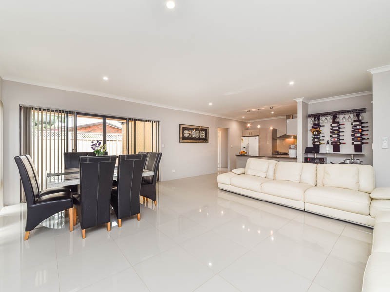 2/4 Currawong Way, Thornlie WA 6108