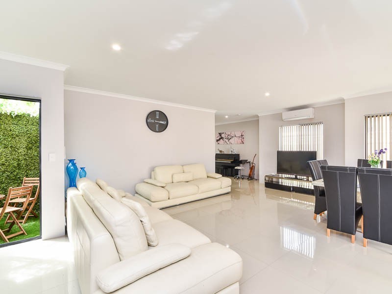 2/4 Currawong Way, Thornlie WA 6108