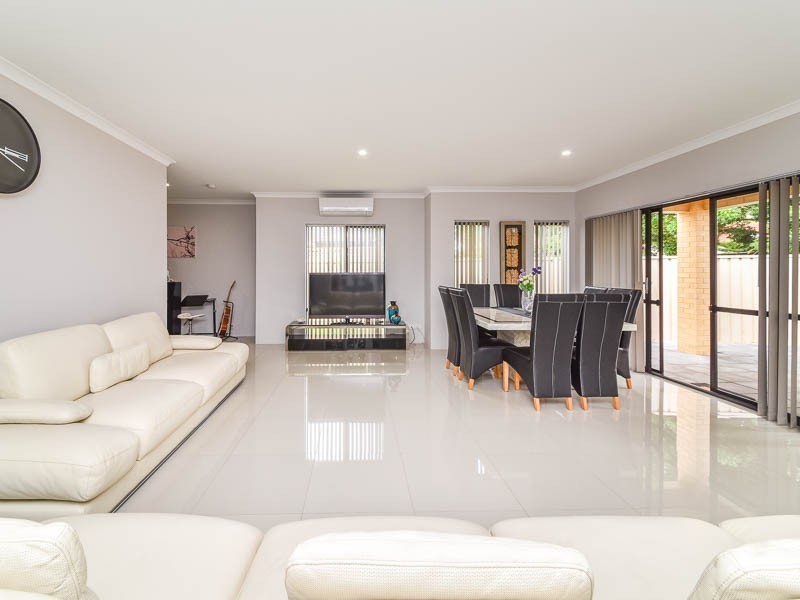 2/4 Currawong Way, Thornlie WA 6108