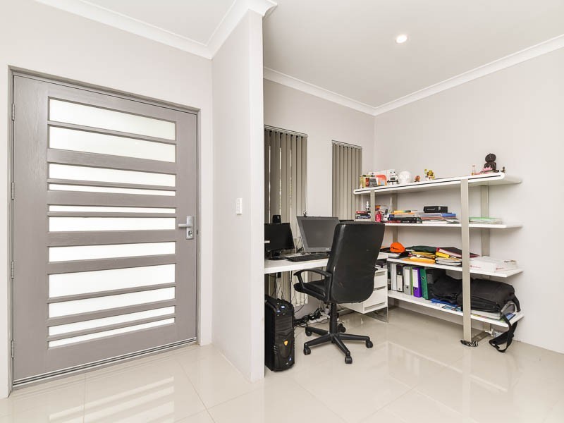 2/4 Currawong Way, Thornlie WA 6108