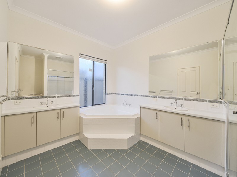 22 Campaspe Drive, Success WA 6164