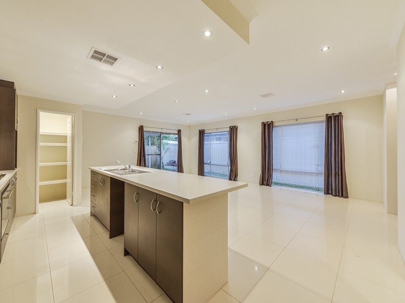 11 Godwit Street, Queens Park WA 6107