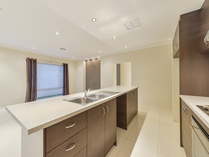 11 Godwit Street, Queens Park WA 6107