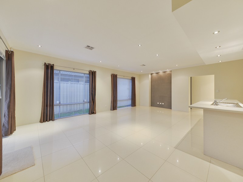 11 Godwit Street, Queens Park WA 6107