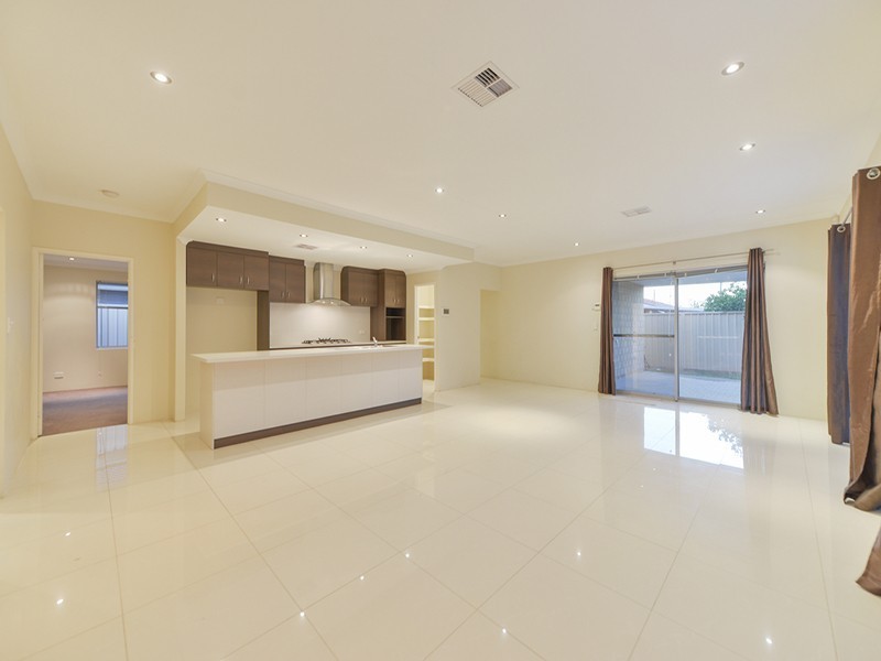 11 Godwit Street, Queens Park WA 6107