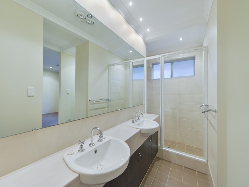 11 Godwit Street, Queens Park WA 6107