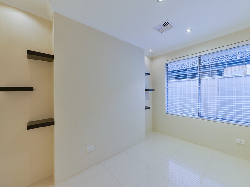 11 Godwit Street, Queens Park WA 6107