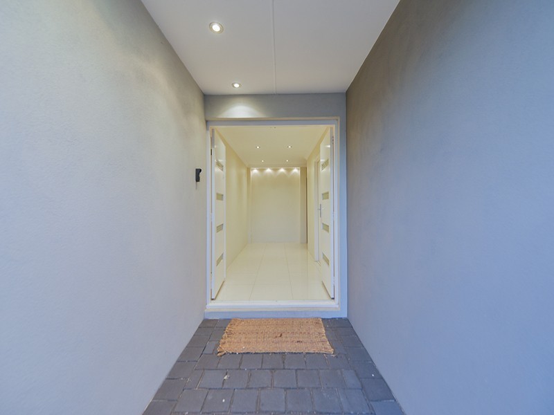 11 Godwit Street, Queens Park WA 6107