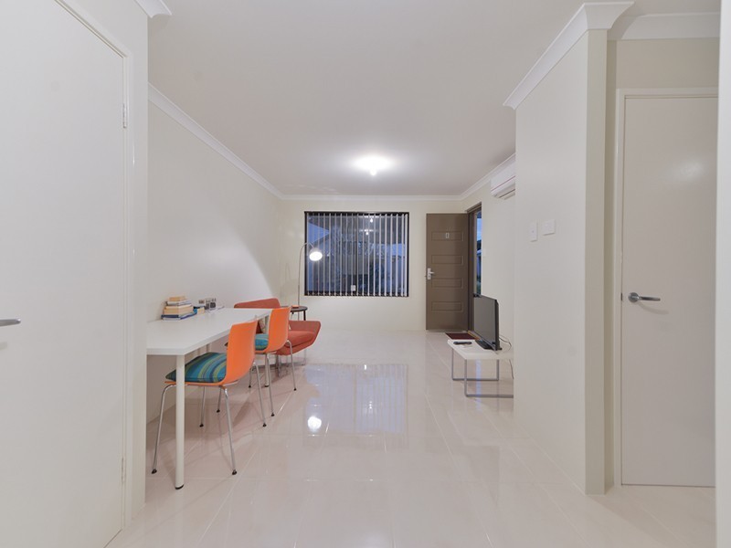 8/6 Strelitzia Avenue, Forrestfield WA 6058