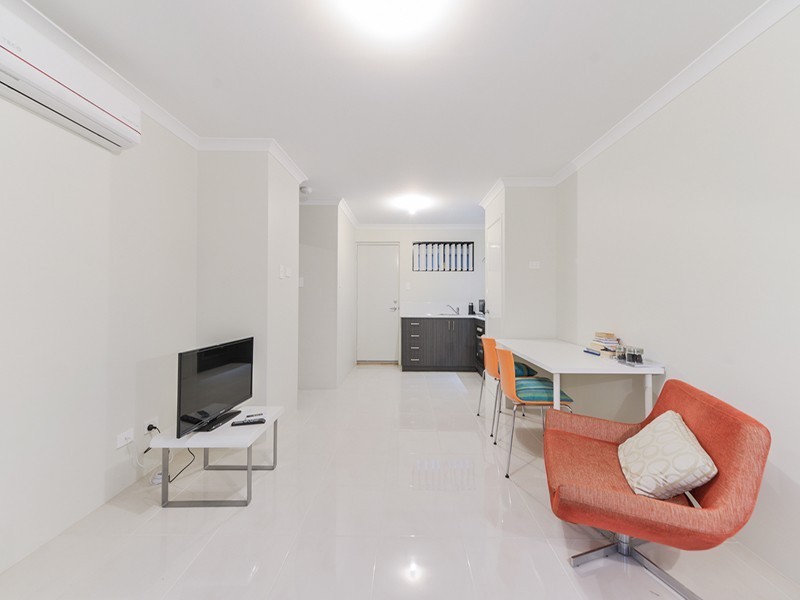 8/6 Strelitzia Avenue, Forrestfield WA 6058