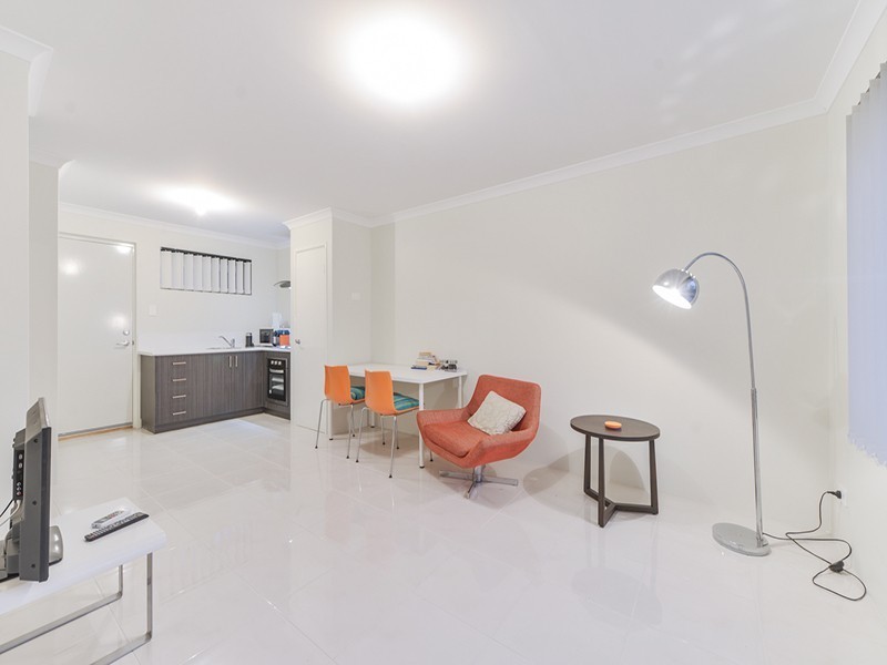 8/6 Strelitzia Avenue, Forrestfield WA 6058