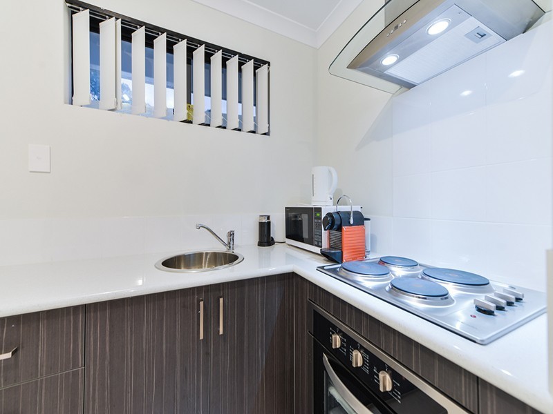 8/6 Strelitzia Avenue, Forrestfield WA 6058